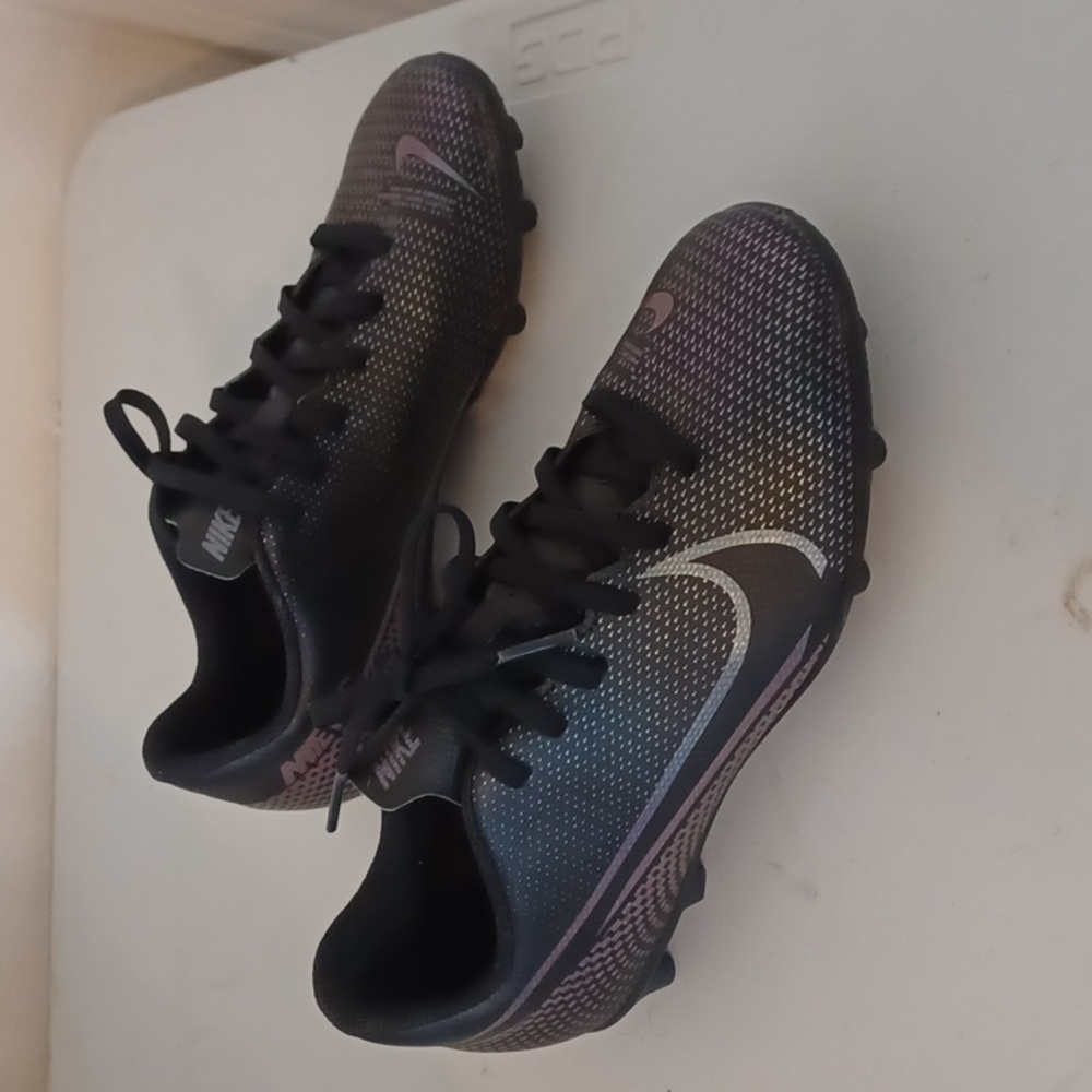 Boys Nike Vapor 13 Club multi-ground soccer cleats. Black/Iridescent. Size 5.5Y